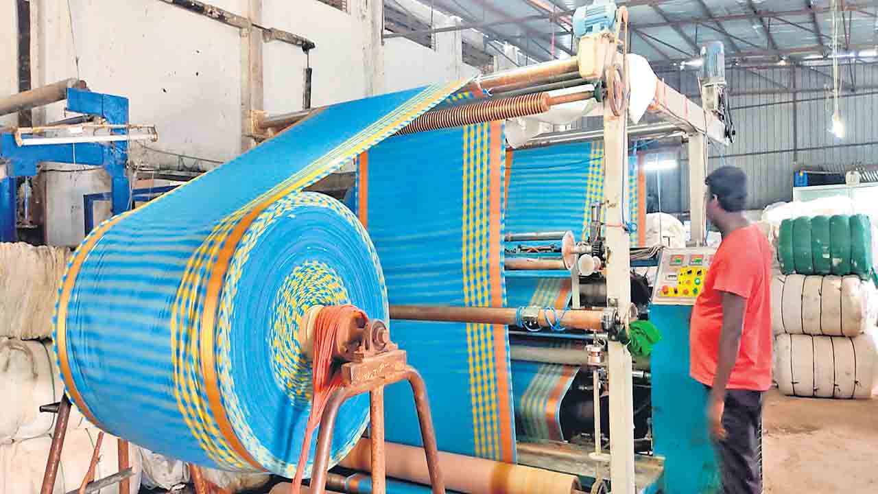 వడివడిగా బతుకమ్మ చీరల తయారీ