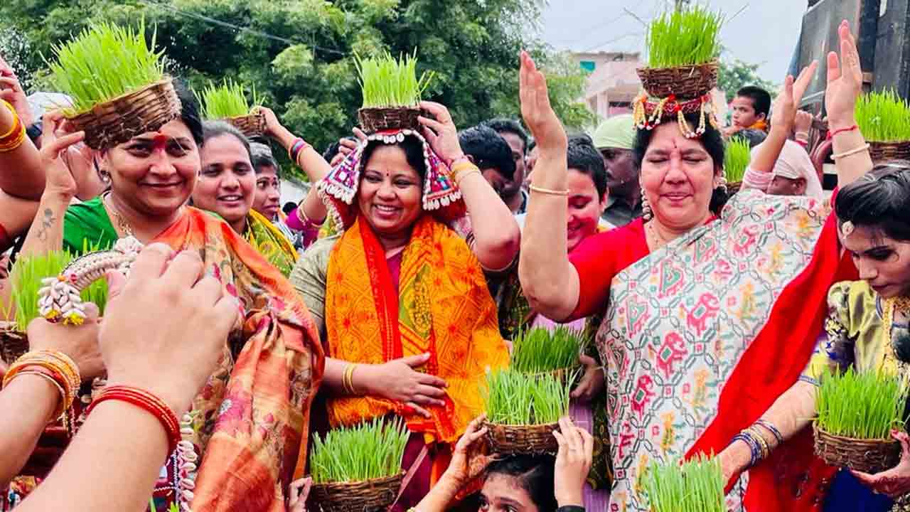 ఘనంగా తీజ్ ఉత్సవాలు..ఆడిపాడిన మంత్రి సత్యవతి రాథోడ్‌