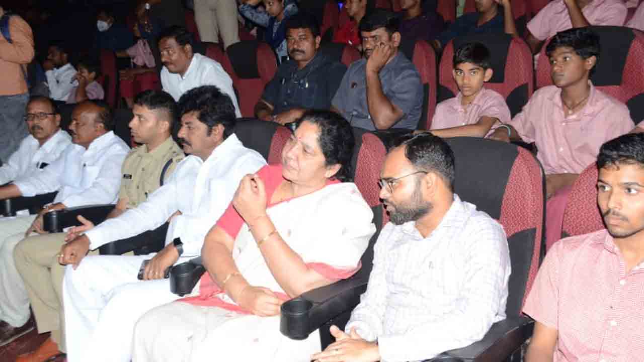 గాంధీజీని స్ఫూర్తిగా తీసుకొని జీవితంలో ఎదగాలని : మంత్రి సత్యవతి