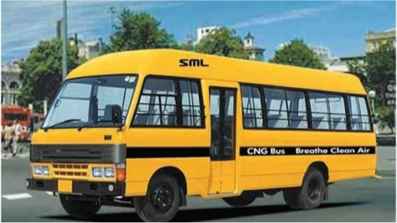 రైల్వే ట్రాక్‌పై నుంచి దూసుకెళ్లిన స్కూల్ బ‌స్ : చిన్నారుల ప్రాణాల‌తో డ్రైవ‌ర్ చెలగాటం