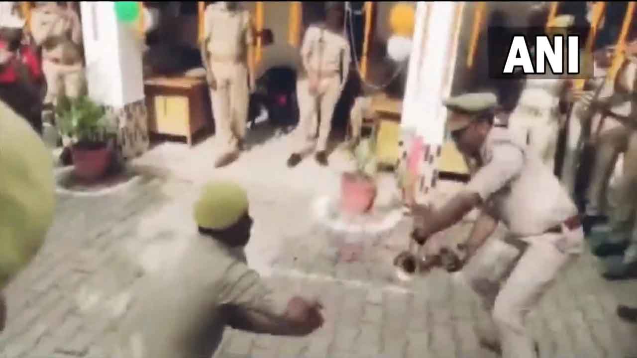 జాతీయ జెండాను ఆవిష్క‌రించి.. ఐఎస్‌, కానిస్టేబుల్ నాగిని డ్యాన్స్.. వీడియో