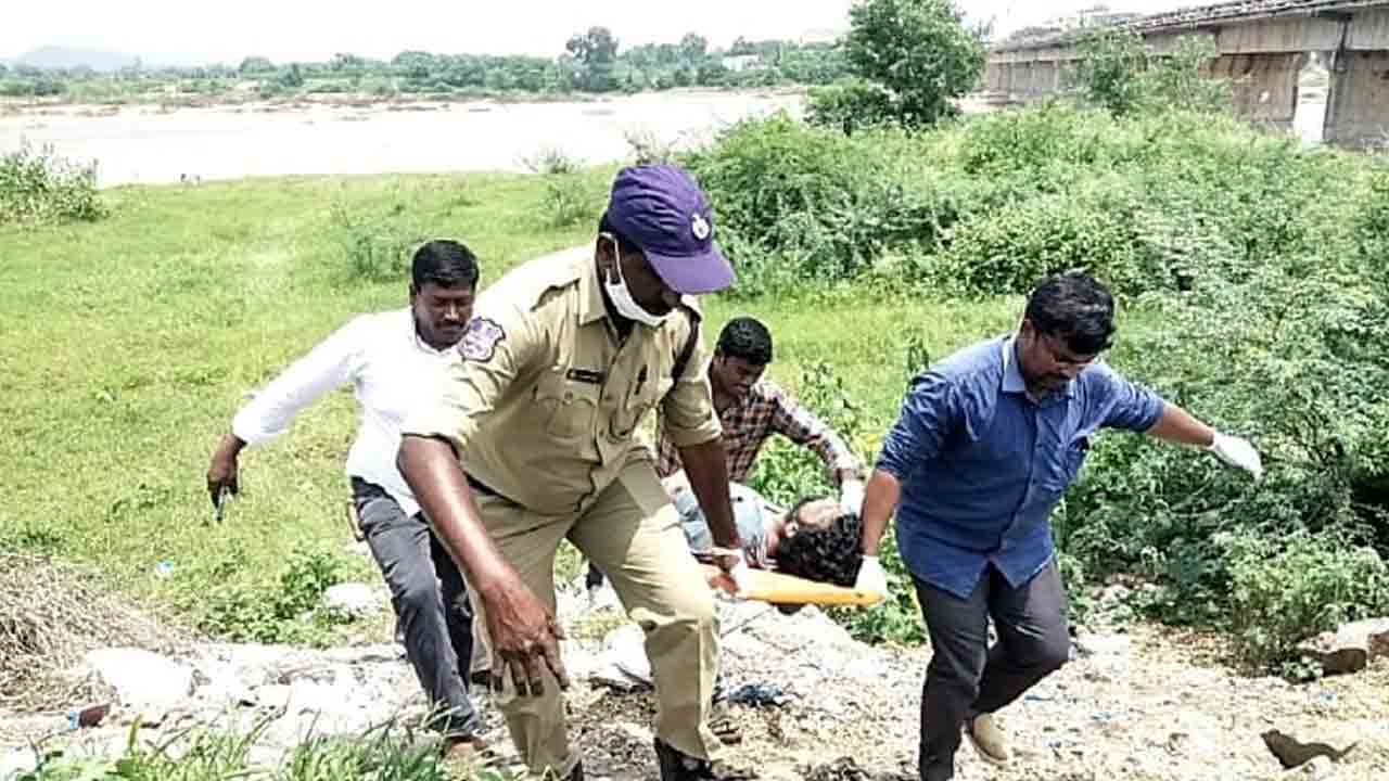 మానేరు వంతెన పై నుంచి దూకి  వ్యక్తి ఆత్మహత్యాయత్నం