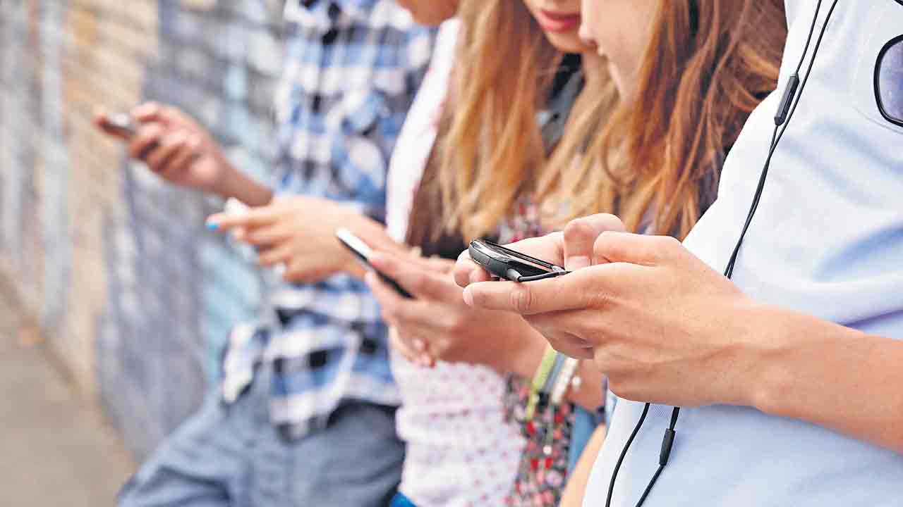 Smartphones | స్మార్ట్ ఫోన్ల సేల్స్ త‌గ్గినా.. ఆ సంస్థ‌దే హ‌వా.. బ‌డ్జెట్ ఫ్రెండ్లీ ప్ల‌స్ ప్రీమియం సెగ్మెంట్‌కూ గిరాకీ..!