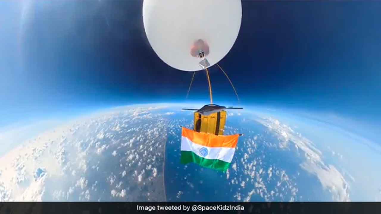 భూమికి 30 కిలోమీట‌ర్ల ఎత్తులో.. రెప‌రెప‌లాడిన‌ త్రివ‌ర్ణ ప‌తాకం.. వీడియో