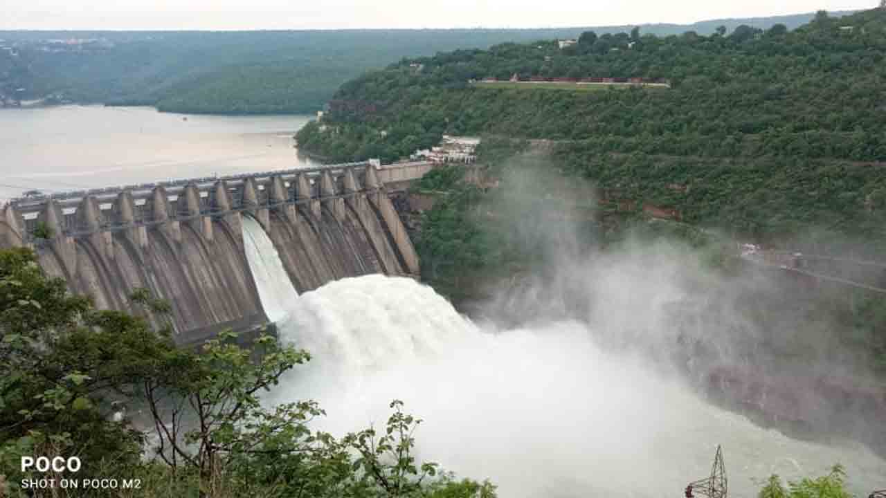 నిండుకుండలా శ్రీశైలం జలాశయం