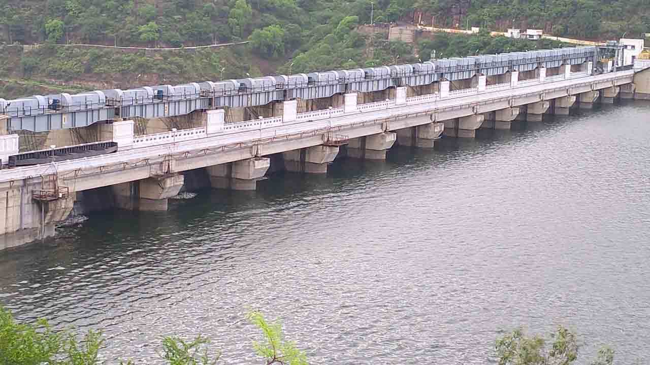 శ్రీశైలం ప్రాజెక్టుకు కొనసాగుతున్న వరద