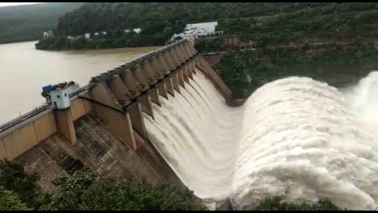 శ్రీశైలం ప్రాజెక్టు 10 గేట్లు ఎత్తివేత‌.. వీడియో