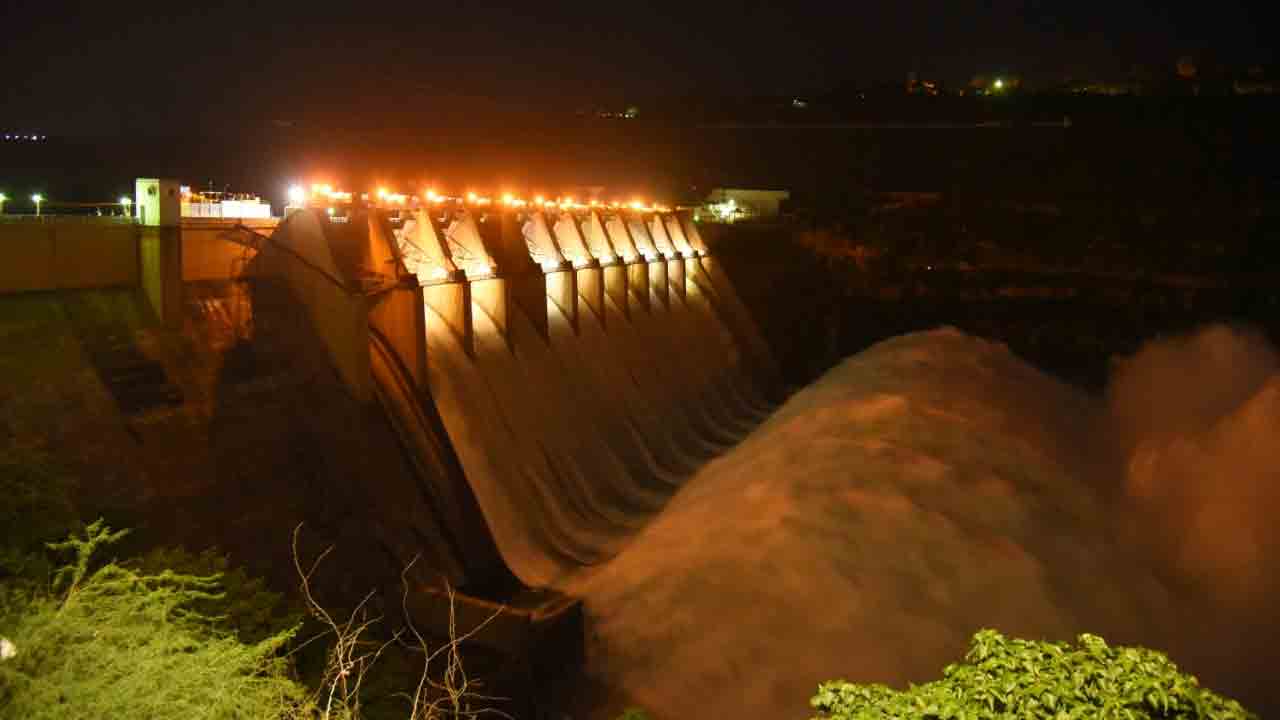 ఉర‌క‌లేస్తున్న‌ కృష్ణమ్మ.. శ్రీశైలం ప్రాజెక్టు 10 గేట్లు ఎత్తివేత‌