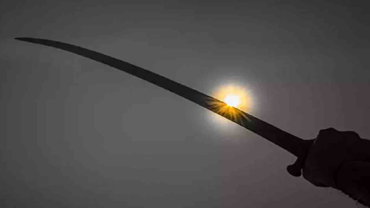 ప్రేమపెళ్లి చేసుకున్న కుమార్తె ఇంటికి రావడంపై తండ్రి ఆగ్రహం.. భార్య, కుమార్తెలపై కత్తితో దాడి, ఒకరు మృతి