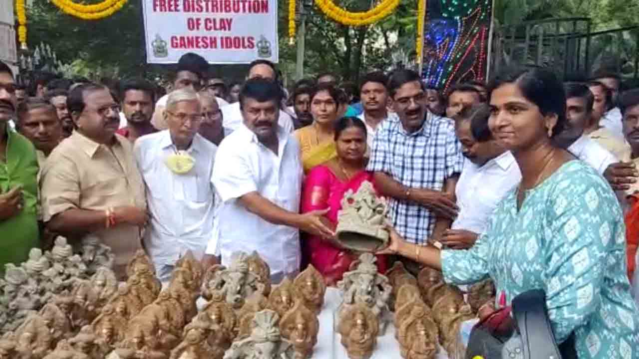 మట్టి విగ్రహాలను పూజిద్దాం పర్యావరణాన్ని కాపాడుకుందాం : మంత్రి తలసాని