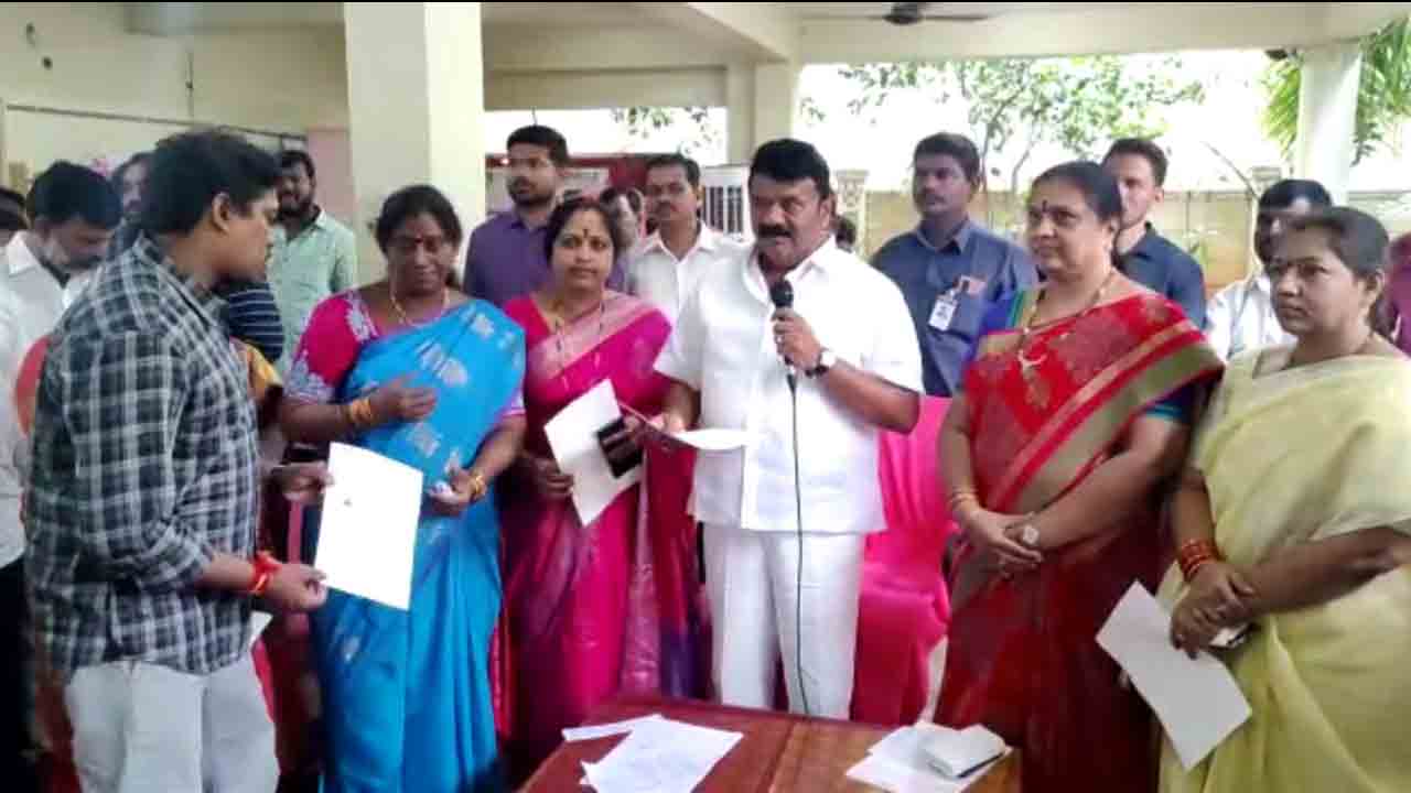 సీఎంఆర్‌ఎఫ్‌ చెక్కులు పంపిణీ చేసిన మంత్రి తలసాని