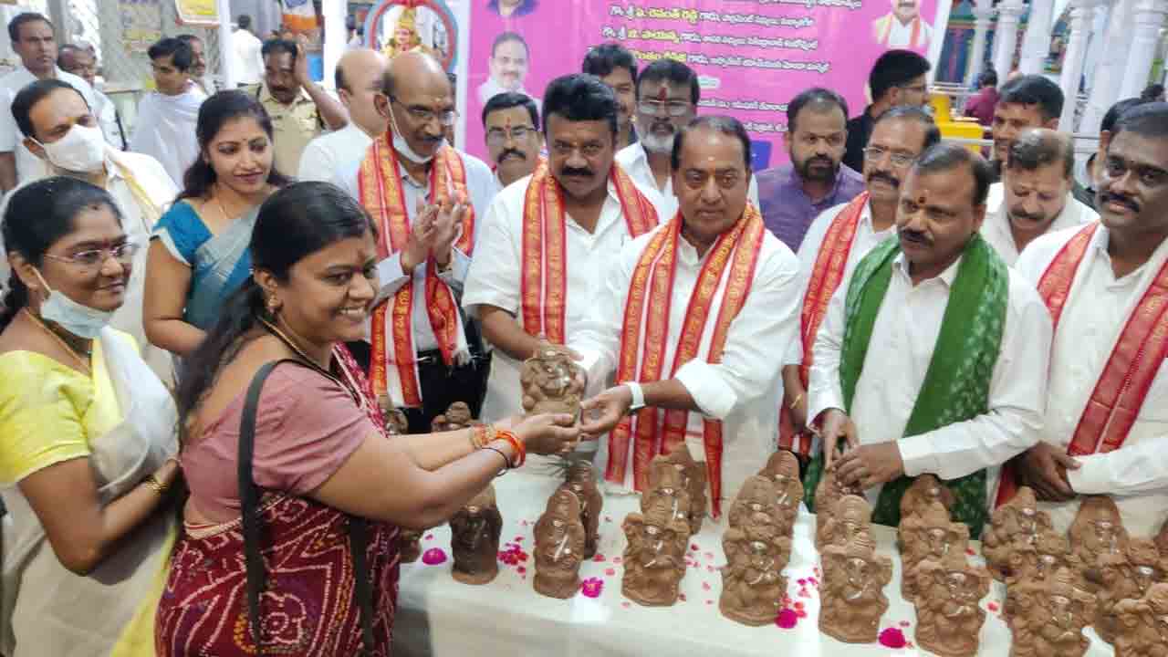అందరూ మ‌ట్టి గణపతులనే పూజించాలి : మంత్రులు ఐకే రెడ్డి, తలసాని