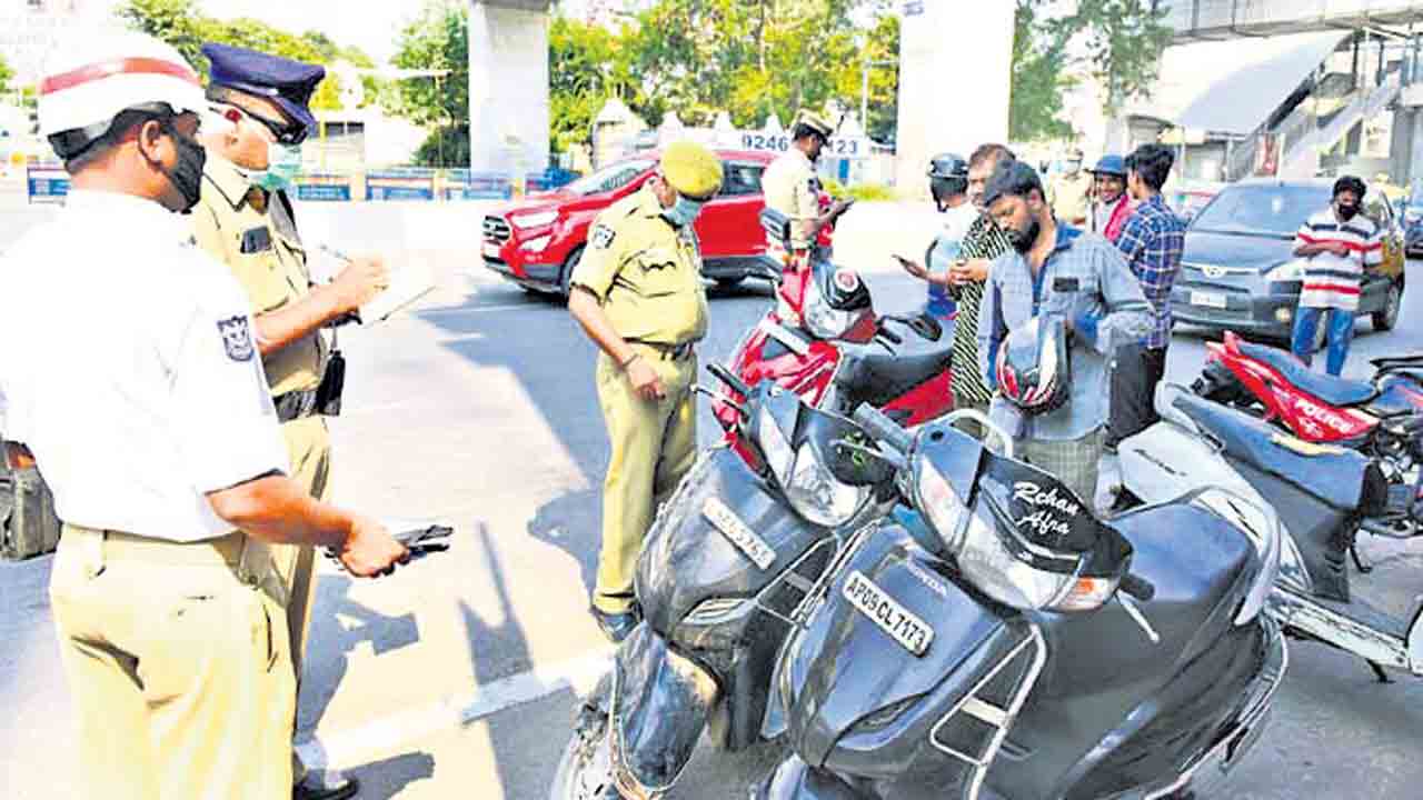 నంబర్‌ ప్లేటు లేని వాహనాలపై.. పోలీసుల నజర్
