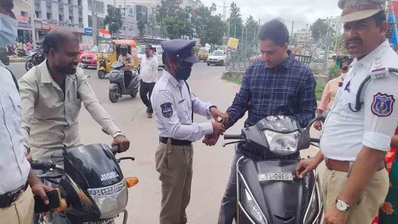 ట్రాఫిక్ ఉల్లంఘ‌నుల‌కు రాఖీలు క‌ట్టిన పోలీసులు..