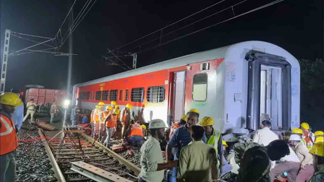 తప్పిన పెను ప్రమాదం.. మహారాష్ట్రలో రెండు రైళ్లు ఢీ.. 53 మందికి గాయాలు