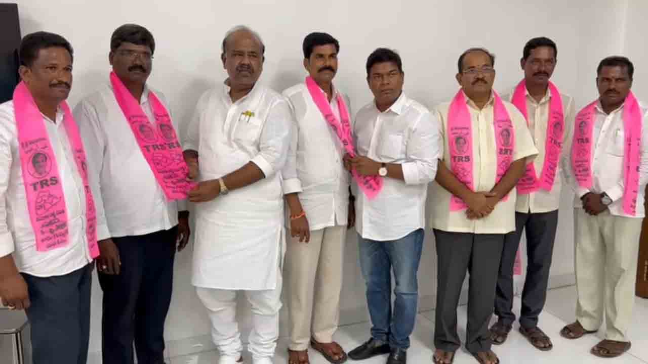 టీఆర్‌ఎస్‌లో చేరిన మునుగోడు కాంగ్రెస్‌ ప్రజాప్రతినిధులు