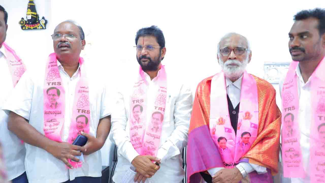 టీఆర్ఎస్‌లో చేరిన సీనియర్ న్యాయవాది గంట నారాయణ