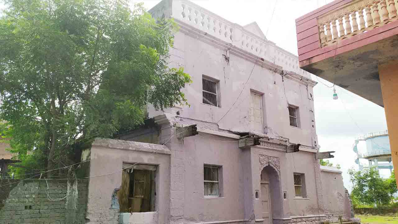 అజ్ఞాతంలో ఉంటూ..