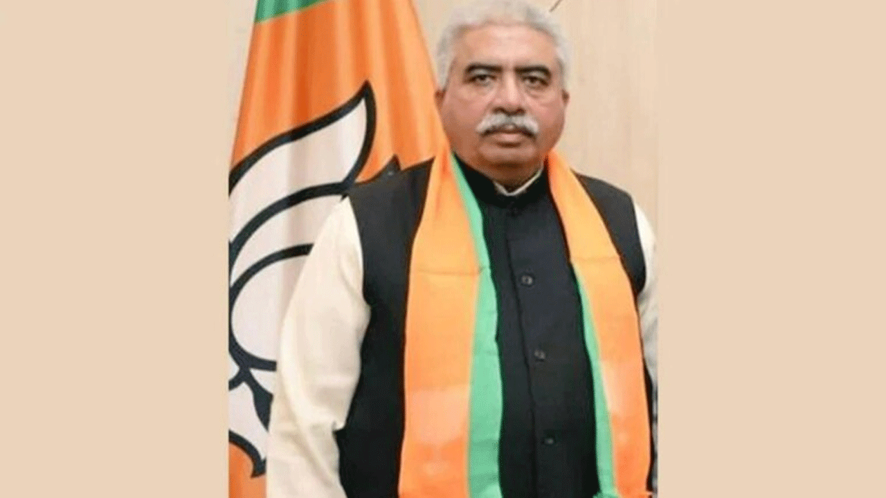 అక్ర‌మ ఆయుధ కేసులో యూపీ మంత్రికి ఏడాది జైలు