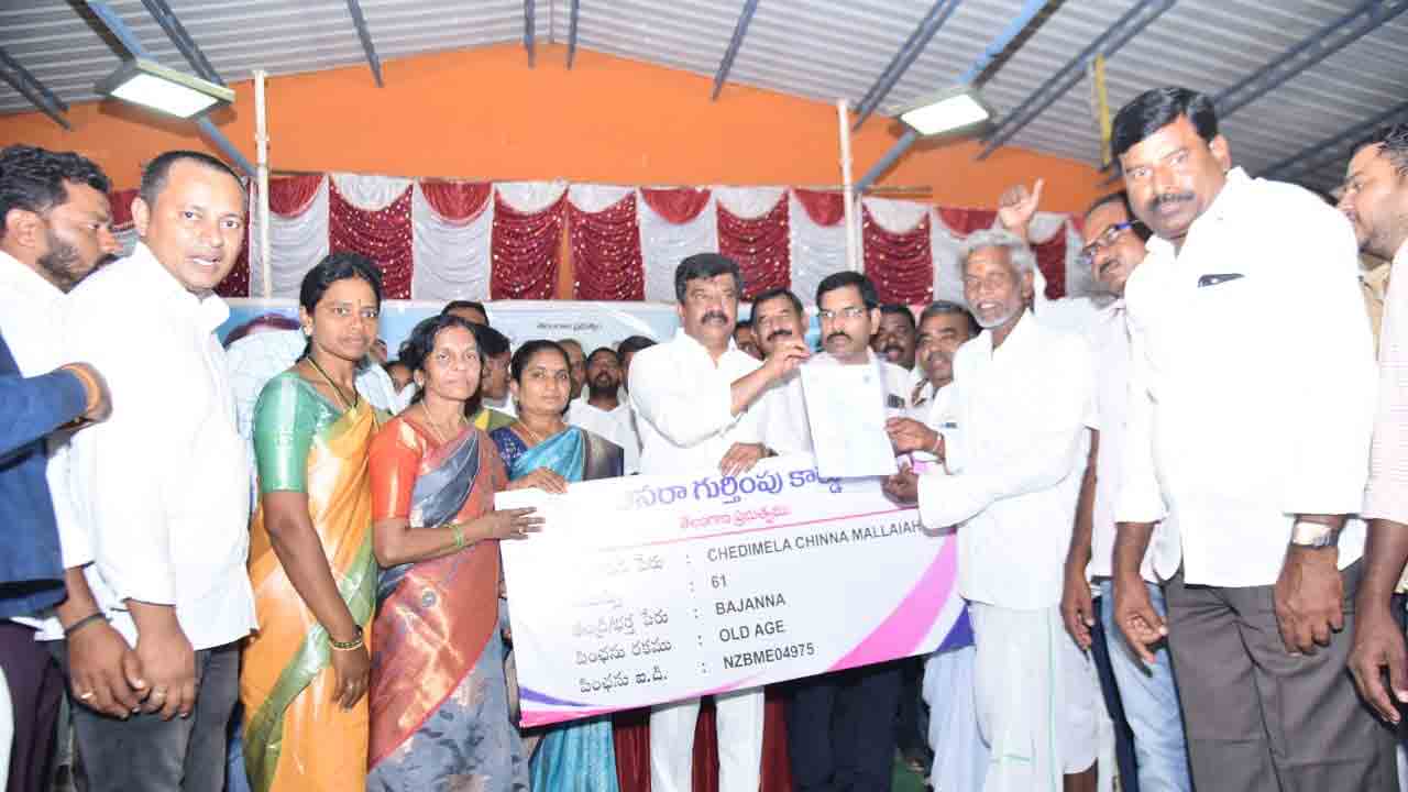 పెన్షన్ల పంపిణీలో తెలంగాణే నెంబర్ వన్ : మంత్రి వేముల