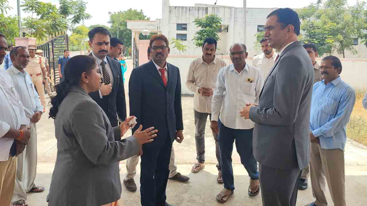 వేములవాడ కోర్టును సందర్శించిన హైకోర్టు న్యాయమూర్తి  సంతోష్ రెడ్డి