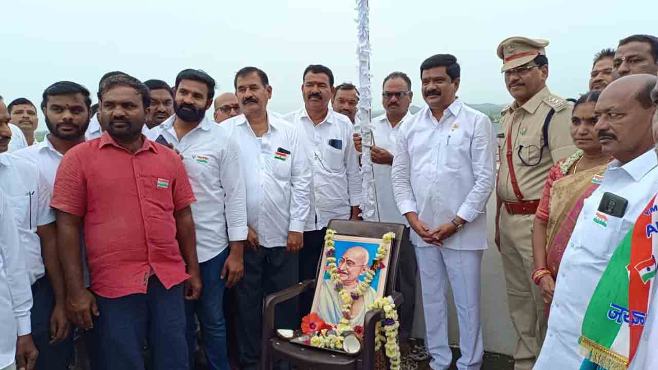 వేల్పూర్‌లో జాతీయ జెండాను ఆవిష్కరించిన మంత్రి వేముల