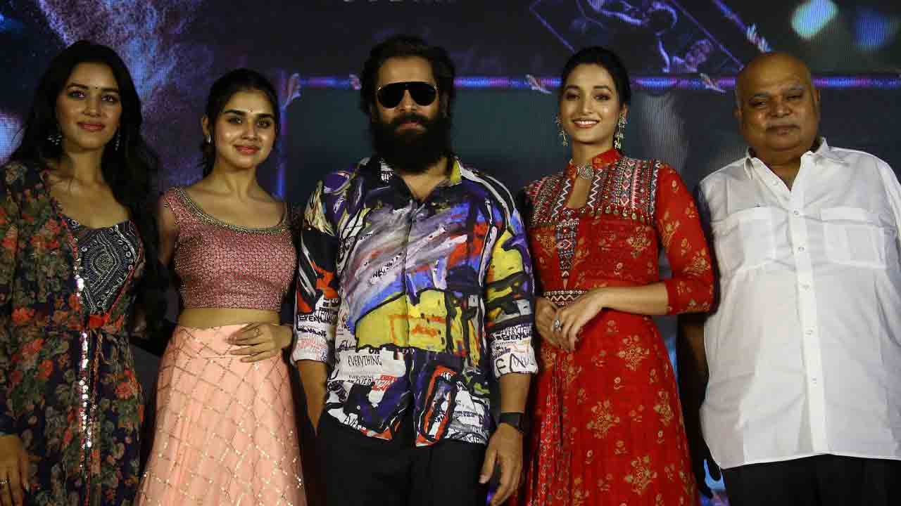 మా ఆవిడకే టికెట్‌ దొరకలేదు