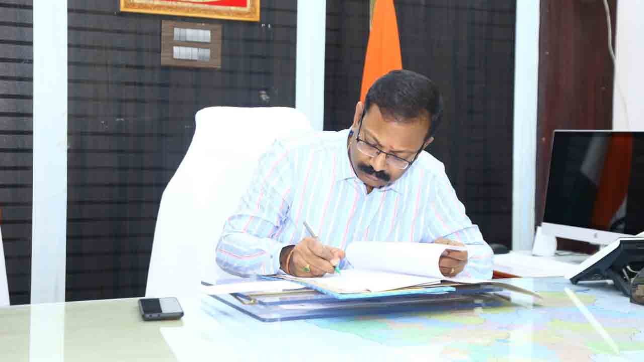 జిల్లా కలెక్టర్‌గా బాధ్యతలు స్వీకరించిన టి.వినయ్ కృష్ణా రెడ్డి