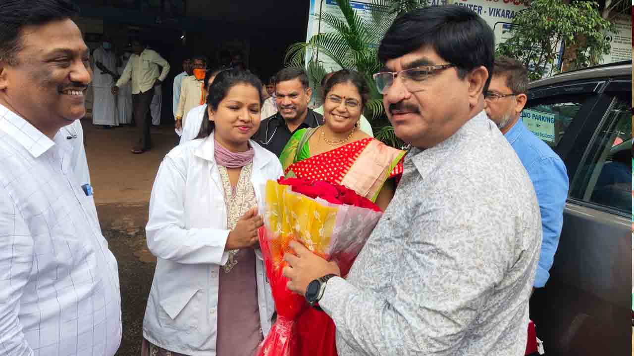 వైద్యులు రోగులకు అందుబాటులో ఉండాలి : జయకుమార్