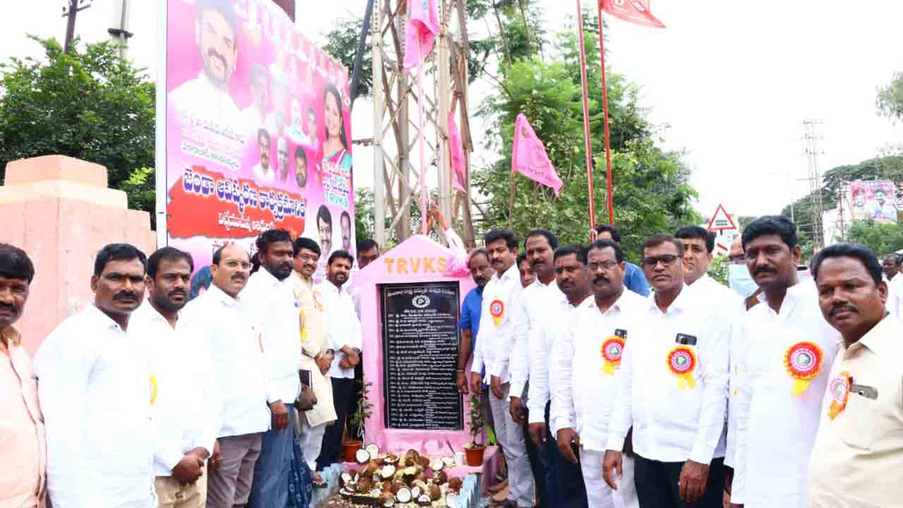 కార్మికుల పక్షపాతి సీఎం కేసీఆర్‌ : ఎమ్మెల్యే ఆనంద్‌