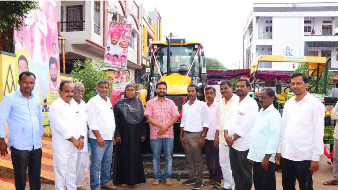 దళిత బంధు యూనిట్లను పంపిణీ చేసిన ఎమ్మెల్యే ఆనంద్