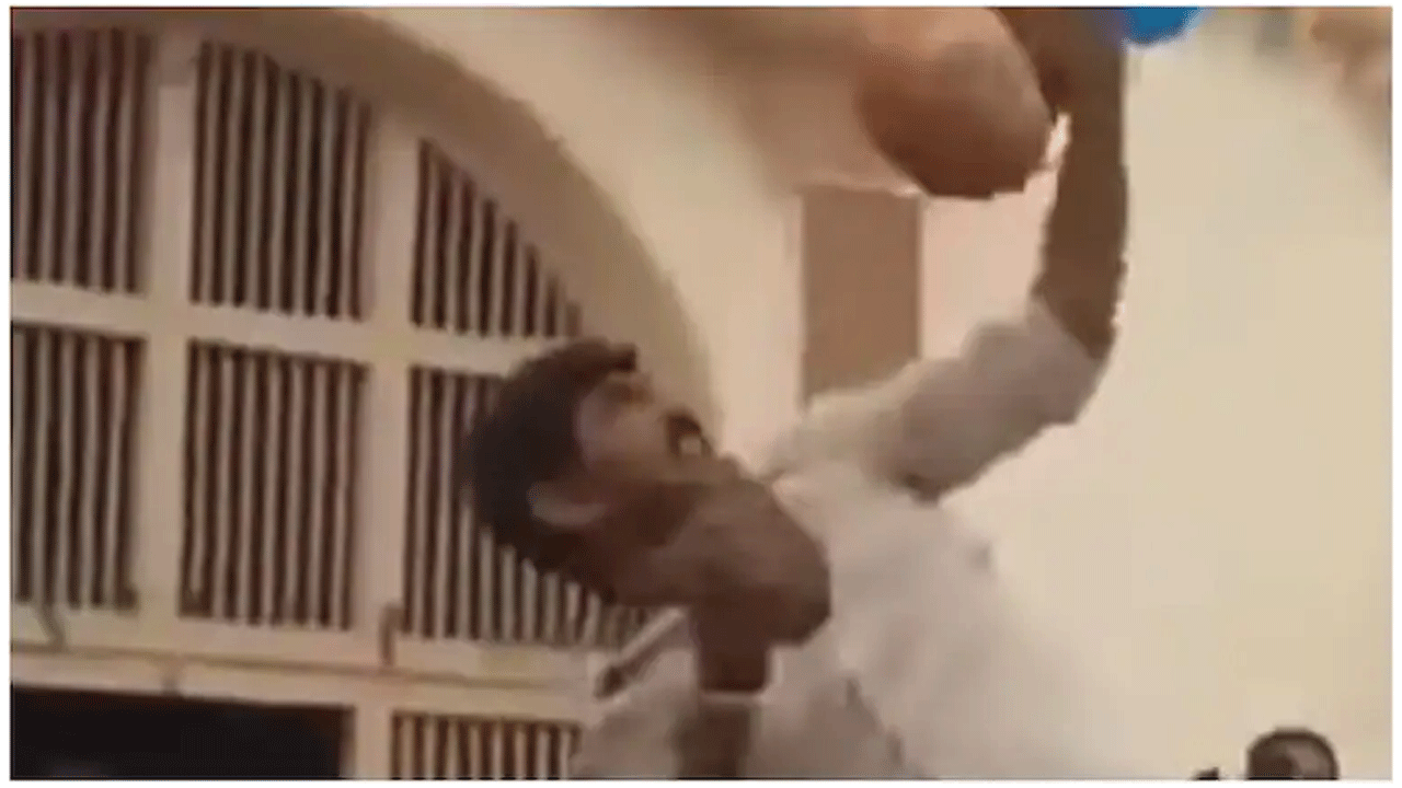 వైర‌ల్ వీడియో : 23 సార్లు రాయితో గ‌ట్టిగా కొట్టినా ఉట్టిని బ్రేక్ చేయ‌లేక‌పోయారు!