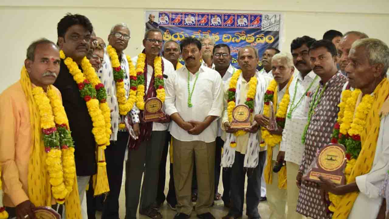 చేనేత కార్మికుల అభివృద్ధికి ప్రభుత్వం కృషి