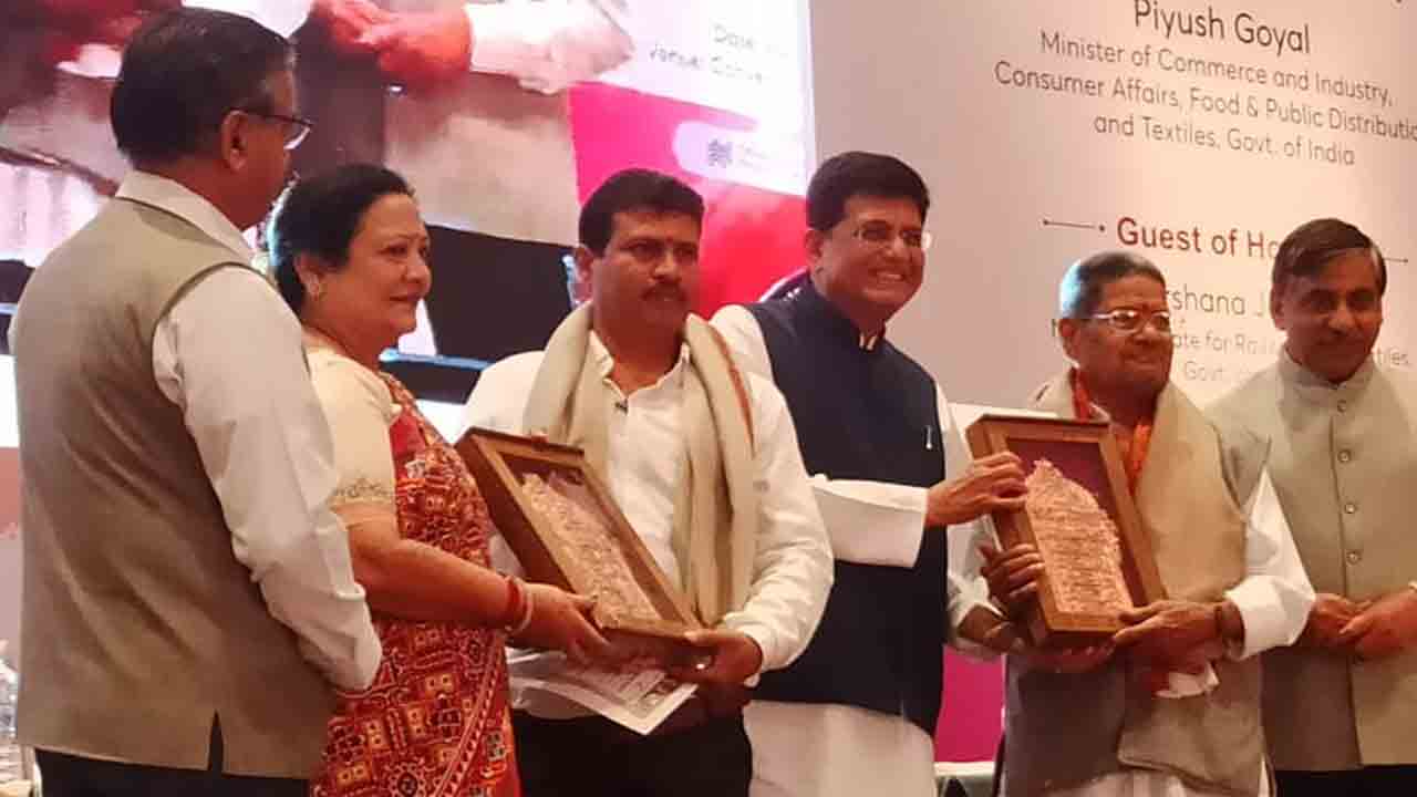 పుట్టపాక తేలియా రుమాలు చీరెకు జాతీయ అవార్డు