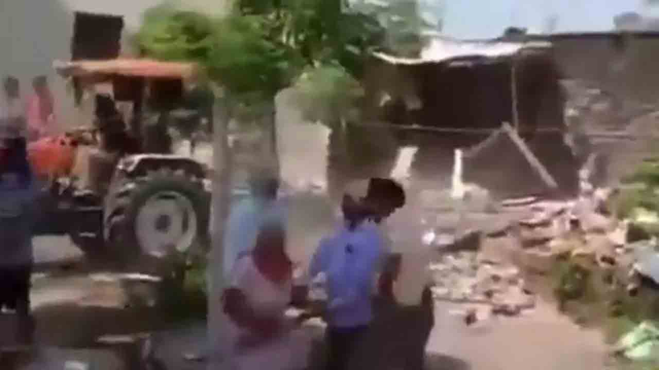 యూపీలో దారుణం… పోలీసుల సహాయంతో వృద్ధురాలి ఇంటిని కూల్చేసిన గూండాలు