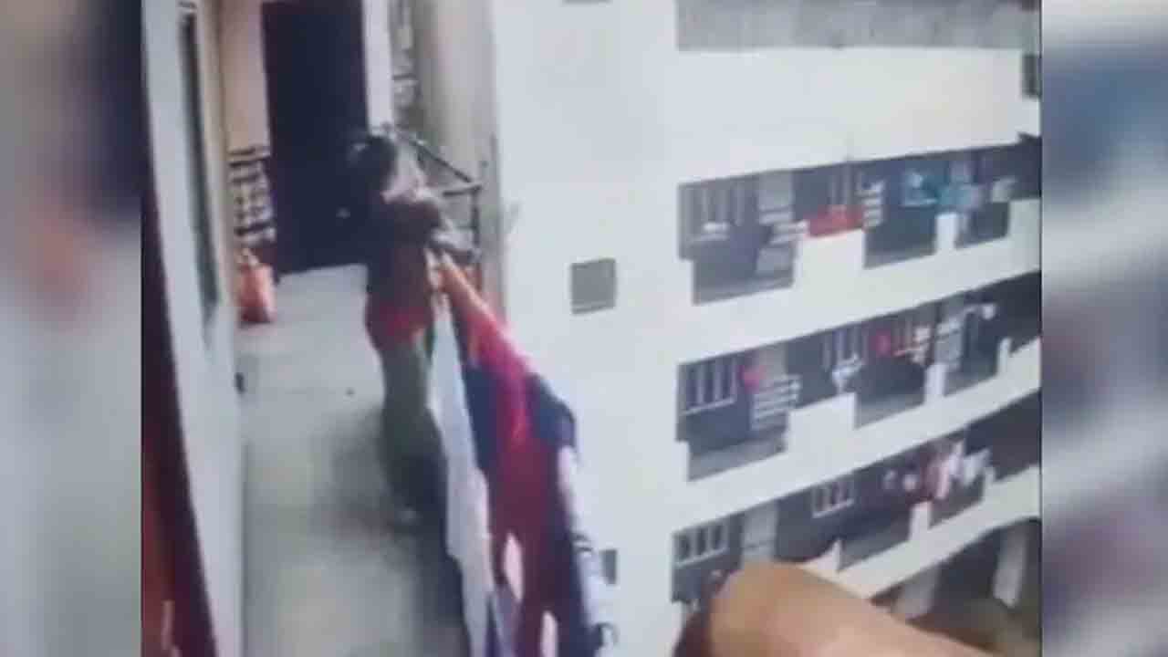 Watch: నాలుగేళ్ల కుమార్తెను… 4వ అంతస్తు నుంచి విసిరేసిన తల్లి