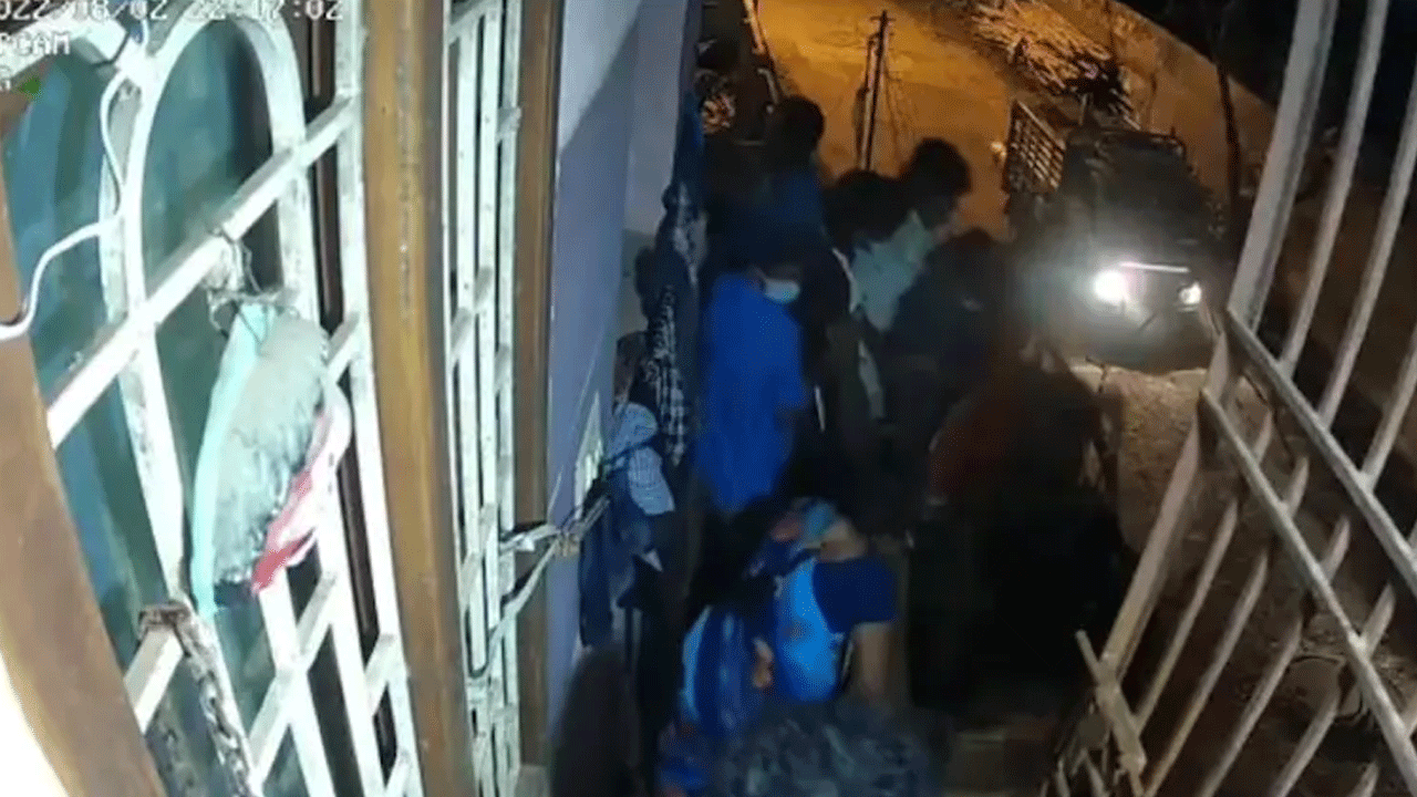 తలుపులు ప‌గుల‌గొట్టి.. క‌త్తుల‌తో బెదిరించి మ‌హిళ కిడ్నాప్ ఆపై ఏం జ‌రిగిందంటే..!