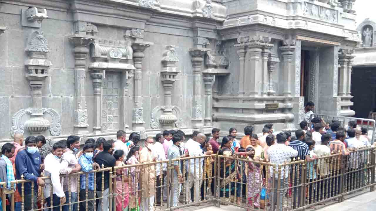 Yadadri temple | యాదాద్రిలో భక్తుల సందడి