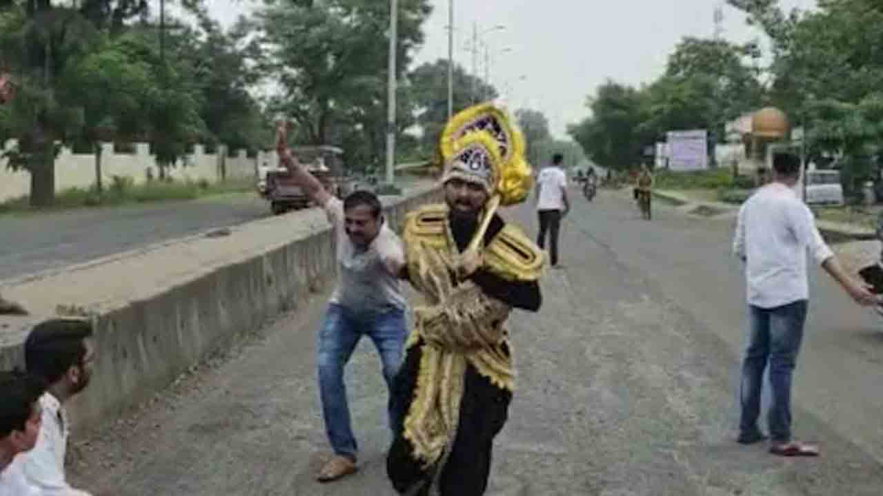 Viral News | బీజేపీ పాలిత‌ రాష్ట్రాల్లో రోడ్ల‌న్నీ గుంత‌ల‌మ‌యం.. వినూత్న‌రీతిలో ప్ర‌జ‌ల నిర‌స‌న‌గ‌ళం!!