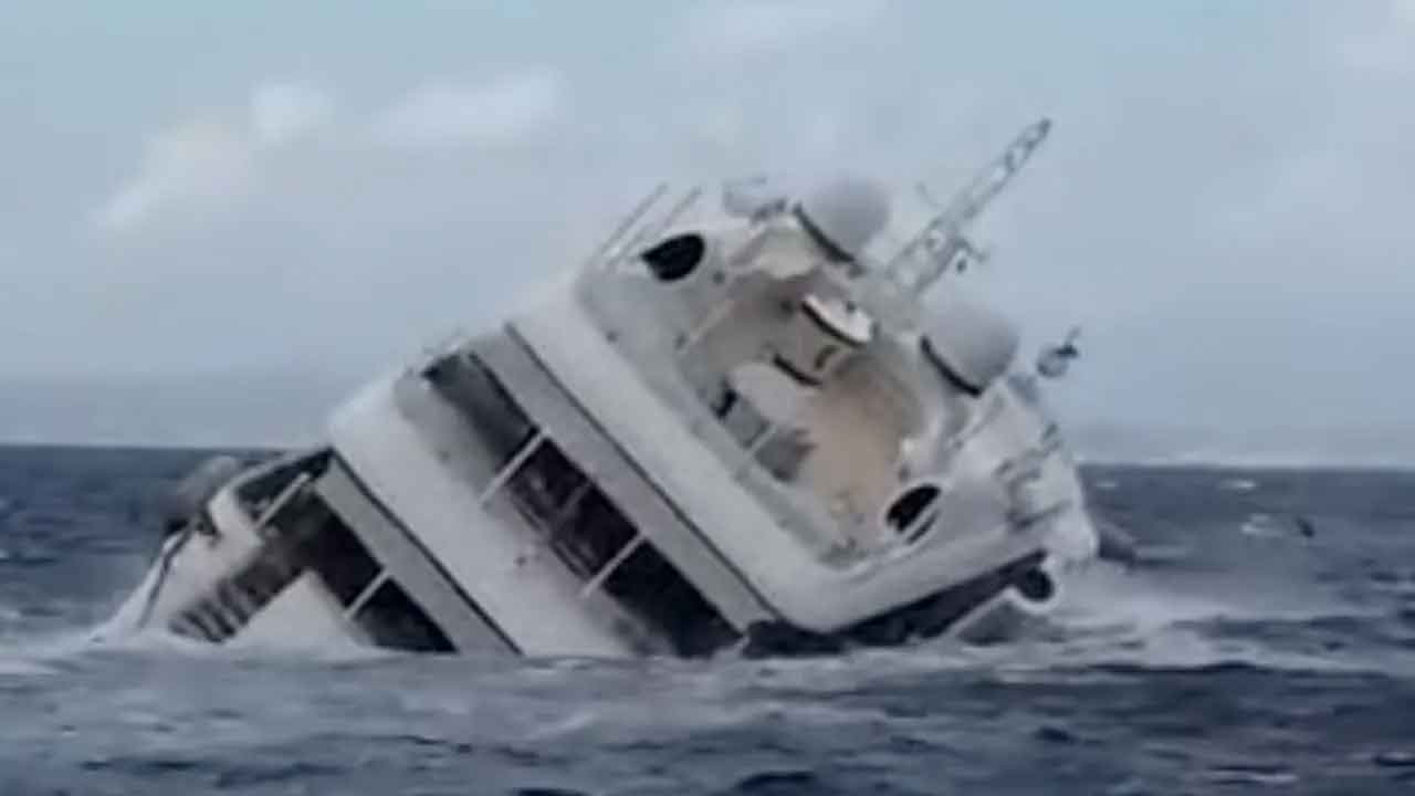 ఇట‌లీ తీరంలో మునిగిన ల‌గ్జ‌రీ నౌక‌.. వీడియో