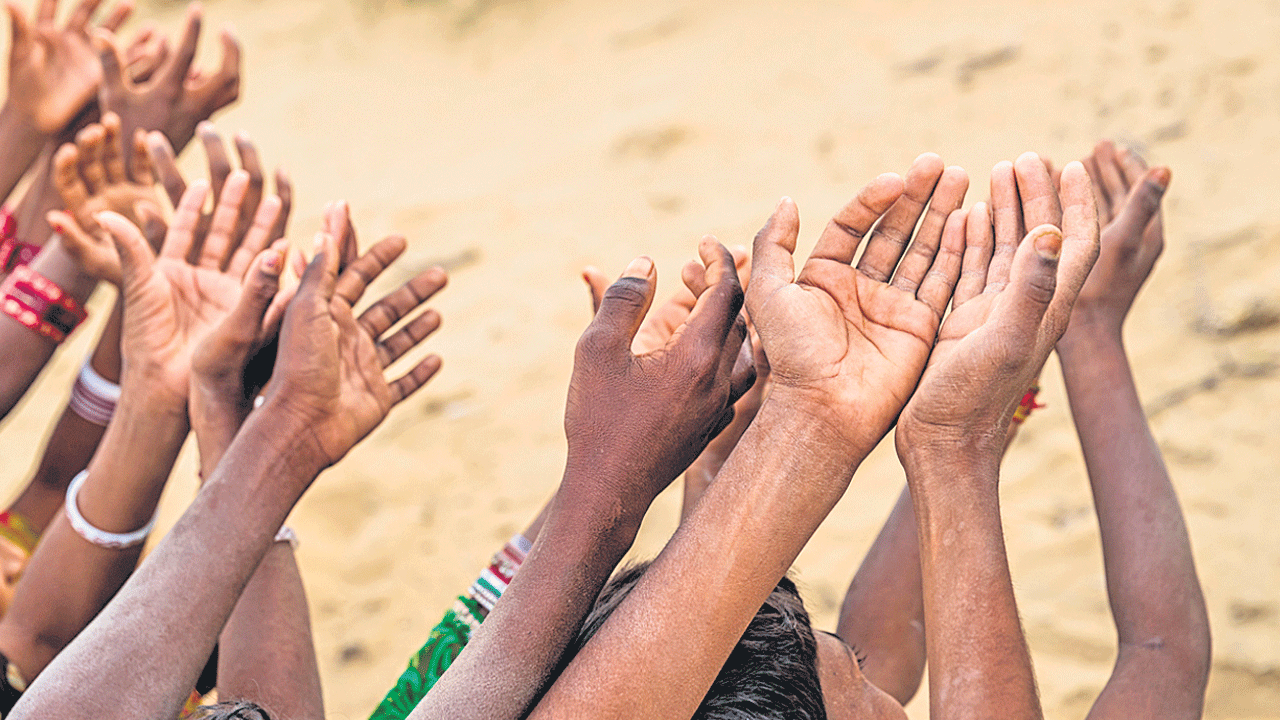 సంక్షేమంలో దేశం అధోగతి