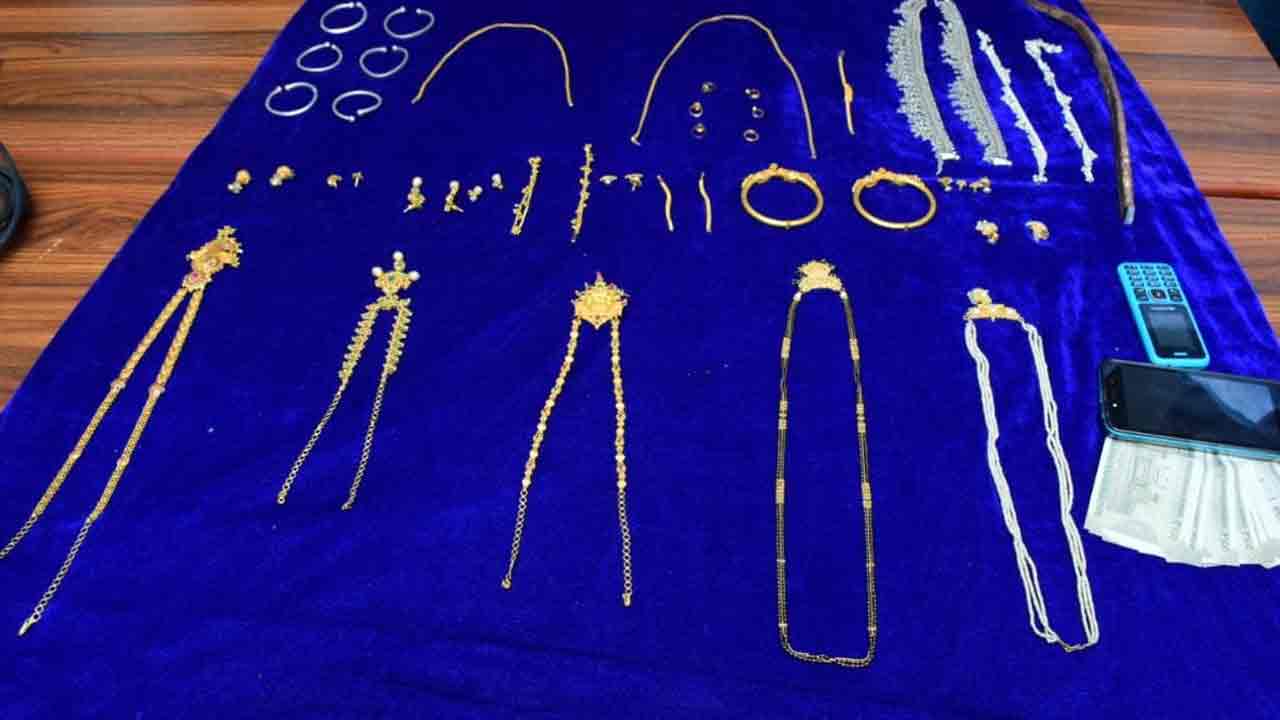 కిలాడీ దంపతులు కటకటాల్లోకి..