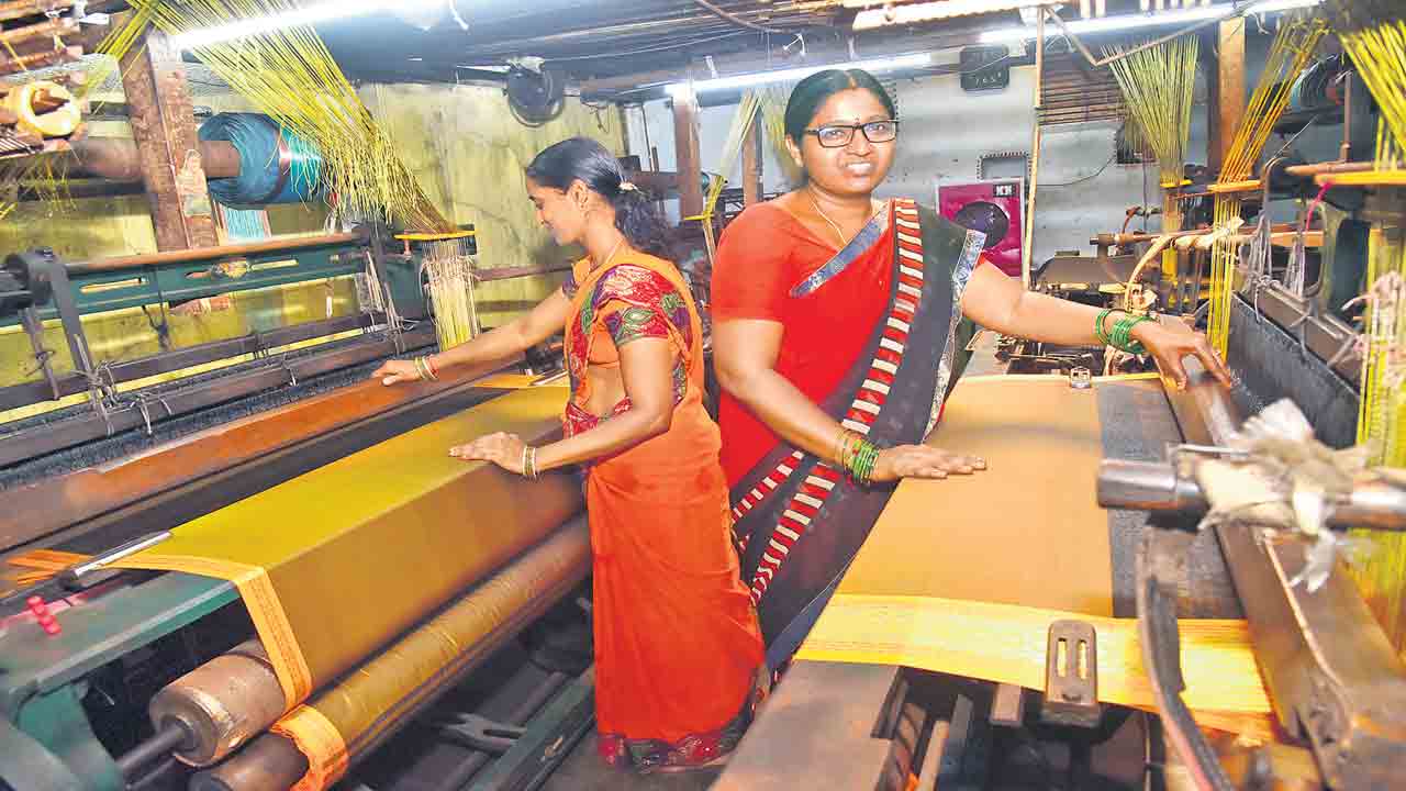 బతుకమ్మ చీరలు పంపిణీకి సిద్ధం