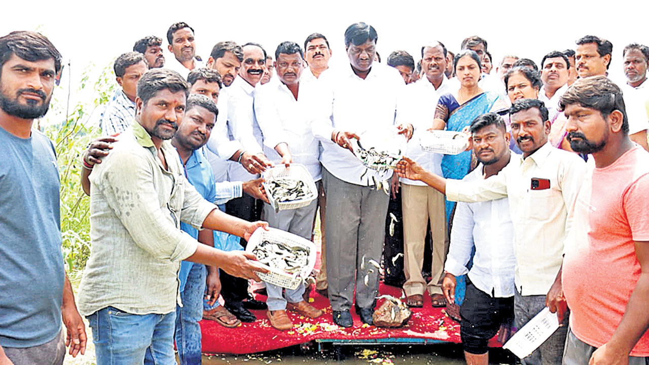 మత్స్యకారులకు సర్కారు అండ