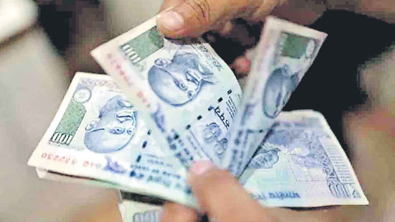 వంద పంపిండు.. దొరికిపోయిండు