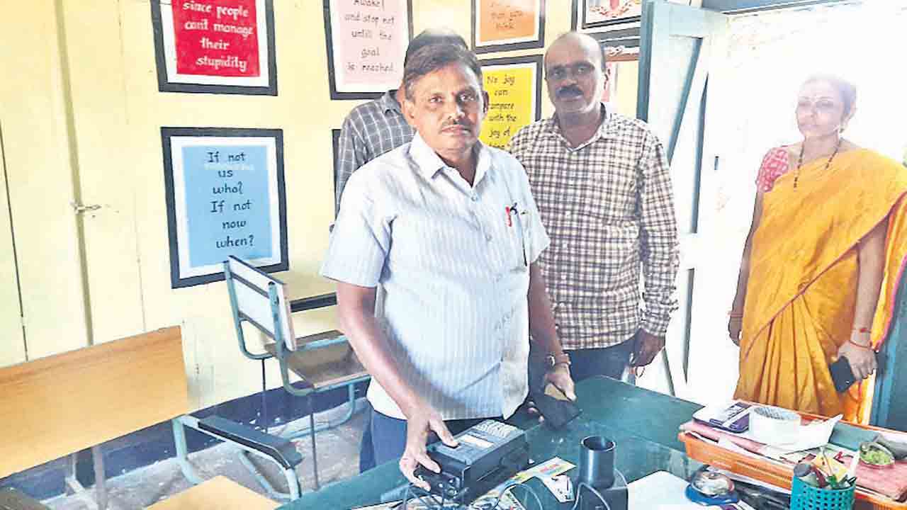 సార్లు.. వేలి ముద్ర వేయాల్సిందే..