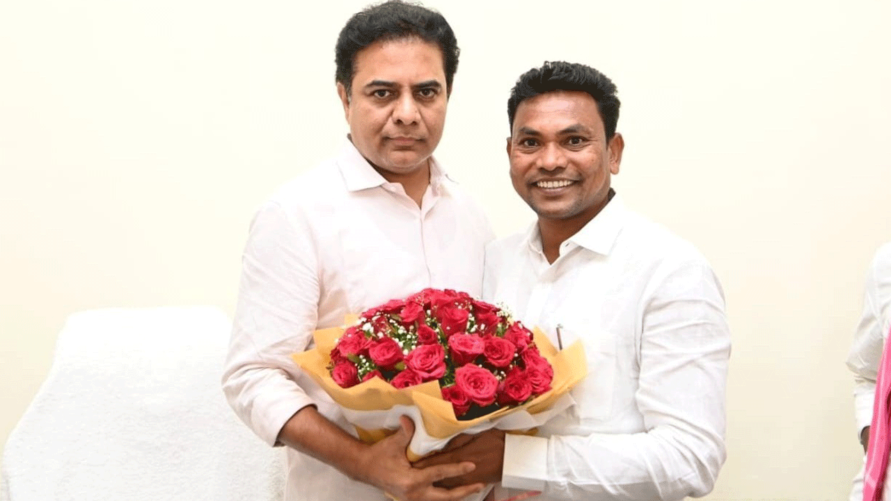 మంత్రి కేటీఆర్‌ను కలిసిన ప్రభుత్వ విప్‌ రేగా