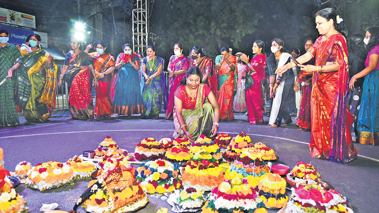 దాండియా దాడిని నిలువరించిన బతుకమ్మ