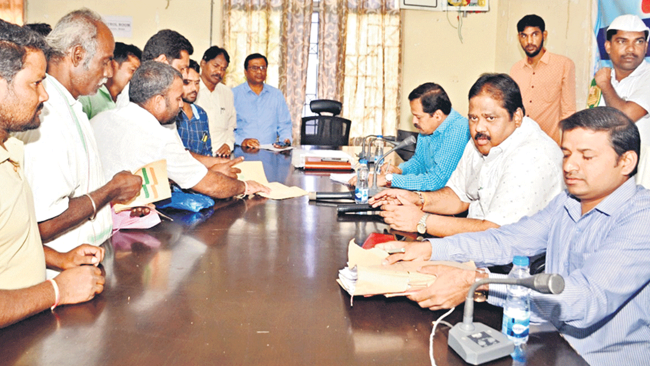 ఫిర్యాదులను త్వరగా పరిష్కరించాలి