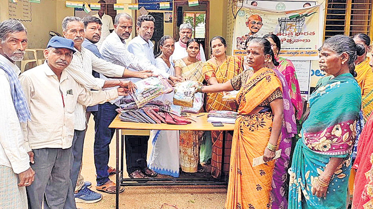 బతుకమ్మచీరలు ప్రభుత్వ కానుక